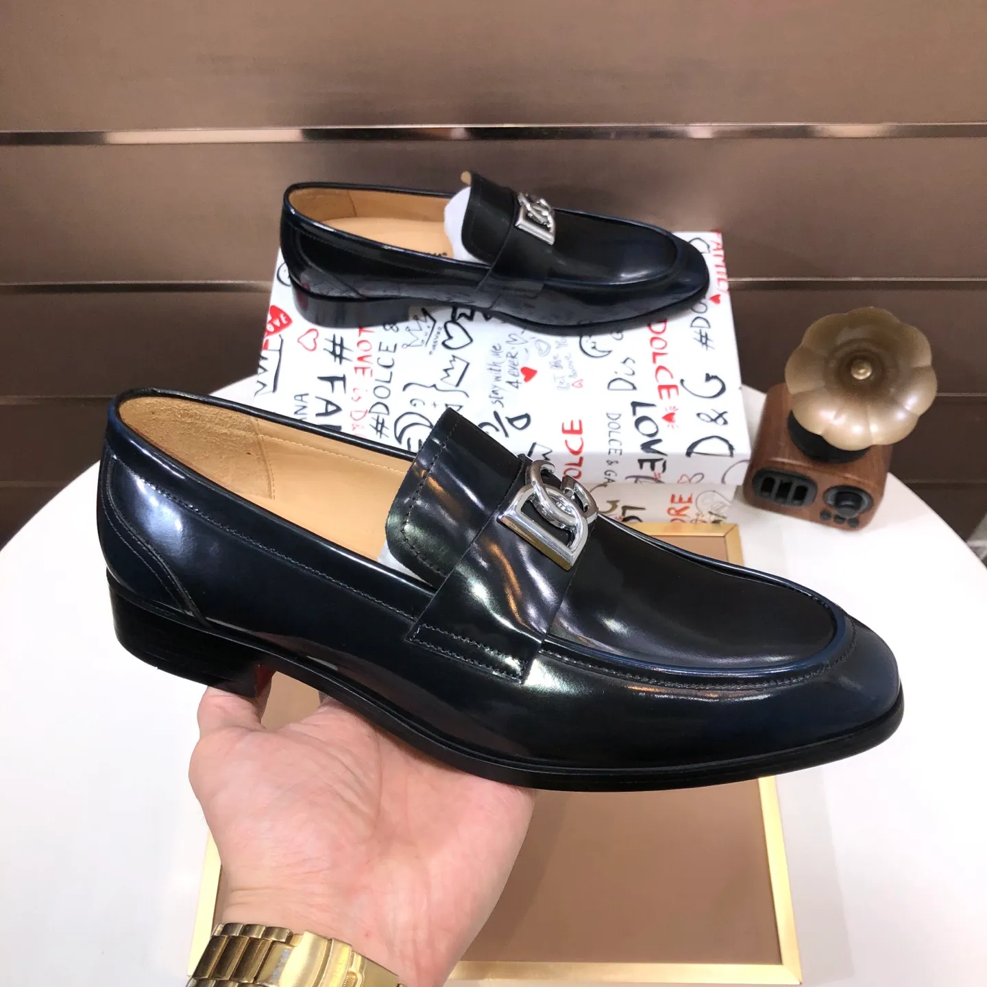 Ex-factory price 500💰DG top quality🔍🔍men's new leather shoes🚹Sold simultaneously at counters⚠Shoe uppers are imported cowhide from Italy, fully imported cowhide lining, imported accessories💪💪, completely 1⃣️ to 1⃣️replica🇮🇹 💪💪, ⚠Sole: The original sole is specially provided by the original factory, the exclusive movable molded sole is super comfortable, ⚠The original factory follows the order, 🔍🔍high quality, you can enter and exit the counter at will, welcome to compare ⚠Number of sizes: 38-44 (45 customized)